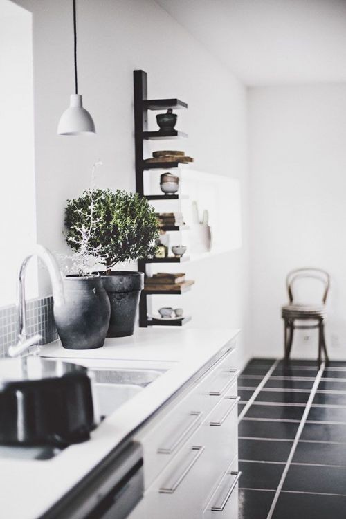 厨房宽敞明亮还不怕油 这样买灯具老婆夸惨你