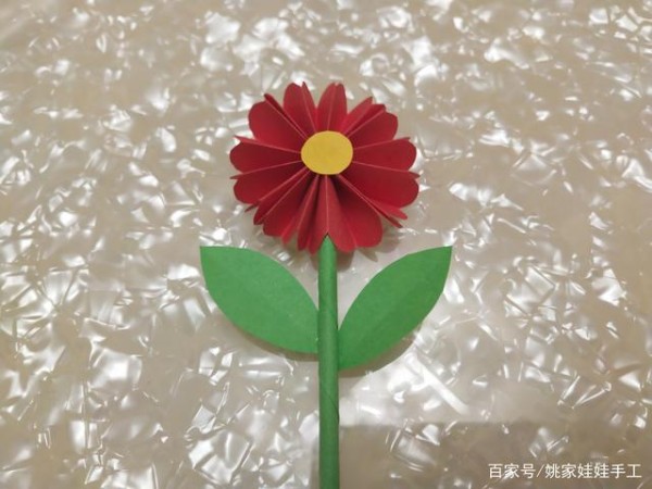 幼儿园小手工花朵折纸非常简单就能做出来