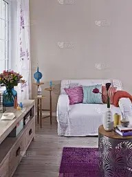 现代家庭室内客厅，沙发，书桌，书架