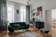 豪华和现代的家庭内部设计家具，咖啡桌，蒲团，灯具和配件。在餐厅旁边。时尚的客厅装饰。褐色的镶木地板和