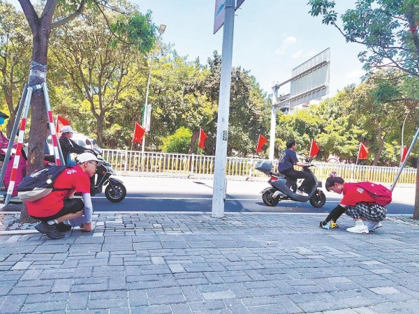 志愿者们在市区测量盲道,发现问题。(采访对象供图)