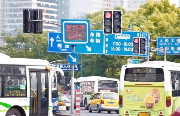 驾驶安全必备:十大技巧助你行车无忧-有驾