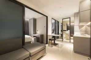 平板电视、桌上足球、乒乓球