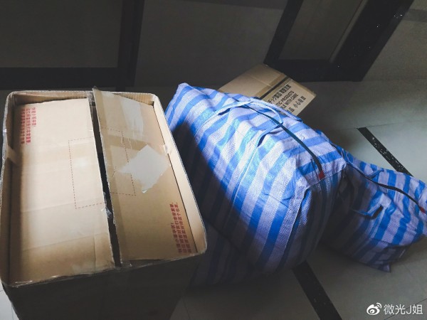 几百件衣服被拉走