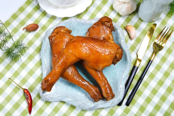 成品板烧鸡腿堡摆盘效果图,配有薯条和饮料