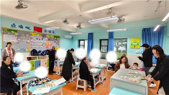 人保寿险德阳中心支公司赴德阳市特殊教育学校开展“星光照亮未来 人保有爱同行”公益活动