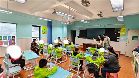 人保寿险德阳中心支公司赴德阳市特殊教育学校开展“星光照亮未来 人保有爱同行”公益活动