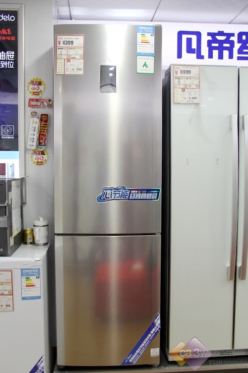 这款美的冰箱BCD-301WMA就非常适合，食物储藏容积达到了301L，相当于一款三门冰箱的容积。