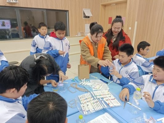 济宁太白湖新区许庄街道滨湖社区举办“敢作气候担当，点亮儿童未来”创意活动