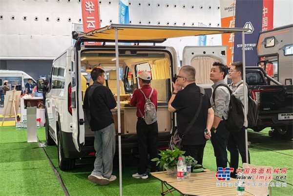 中国重汽轻型汽车登陆广州国际房车展,为户外向往定制移动空间