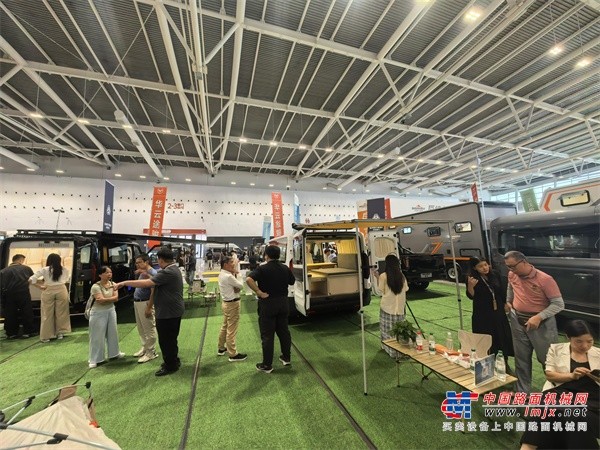 中国重汽轻型汽车登陆广州国际房车展,为户外向往定制移动空间
