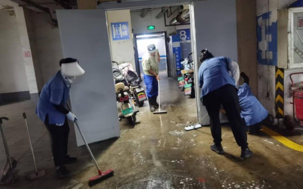 泰山区徐家楼街道新华社区:地下车库“焕新”行动 扫出整洁新体验