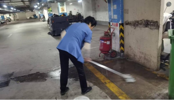 泰山区徐家楼街道新华社区:地下车库“焕新”行动 扫出整洁新体验