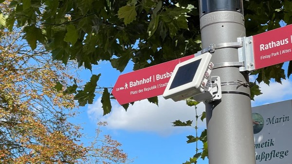 LW003 Ultra 户外蓝牙桥安装在城市电线杆上,用于智慧城市人群分析