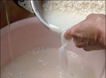 淘米水洗脸的方法