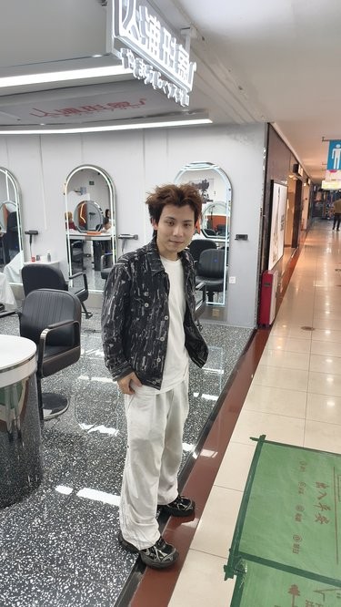 摩登百货山浦形象的工作者