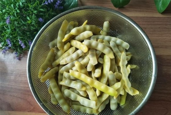 绿豆与枸杞干品对比图