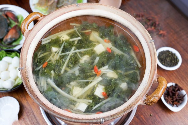 正在炖煮的海带绿豆汤