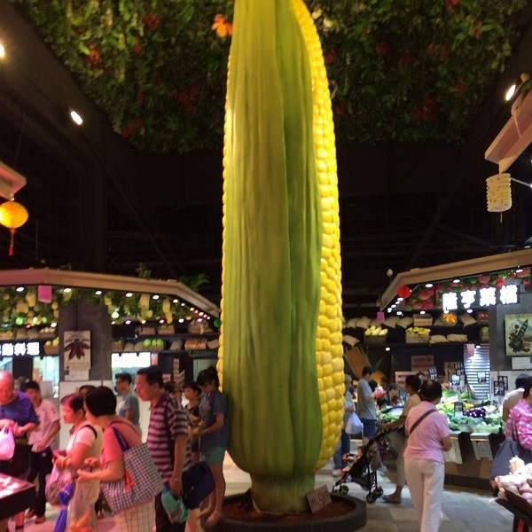 住宅区附近的市场，美丽高大上，中间立着个大玉米，要啥有啥