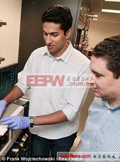 美国普林斯顿大学迈克尔-麦克阿尔皮恩教授(图左)和同事正在研制设计