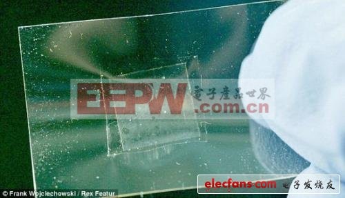 现在最新设计的纹身片采用金丝和蚕丝编织而成