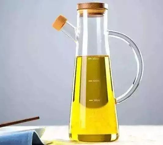 在厨房的方寸之间，油壶如何兼顾实用与美感，又该如何挑选、使用与保养？