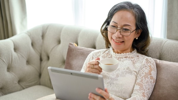 當手機與平板不再是壓力來源，而是療癒的出口，我們就能在追劇、聽音樂的片刻中，享受科技帶來的溫柔陪伴 。遠傳提供影音平台暢看服務，讓您無負擔地沉浸在自己的專屬時光。