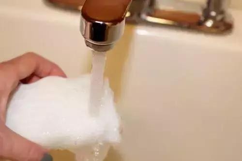 小白鞋好看不耐穿, 该怎么清洗才能亮白如新?