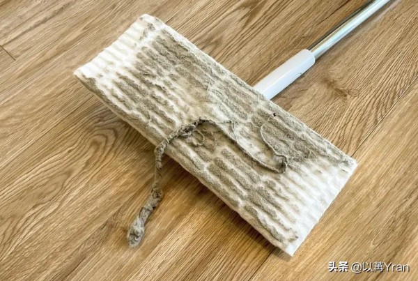 为啥家里总有“毛絮”?日本主妇支招:不用吸尘器,毛絮自动消失