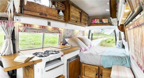 天津老两口将改装的房车即将完工,小车挂上窗帘,套上座椅套,瞬间变得温馨又漂亮,成了他们的幸福之家-有驾