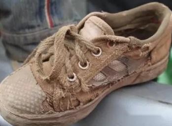 扔旧鞋子要剪掉再扔吗