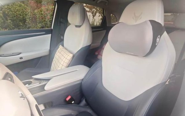 省心随行选全新阿尔法极狐T5，实用好开超适配，满足上班族日常通勤、周末采购和短途探亲的多重需求成为性价比最高的纯电SUV-有驾