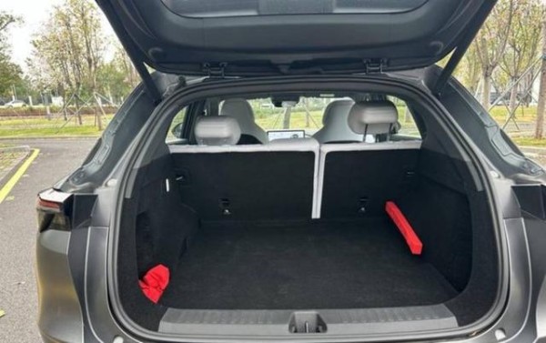 省心随行选全新阿尔法极狐T5，实用好开超适配，满足上班族日常通勤、周末采购和短途探亲的多重需求成为性价比最高的纯电SUV-有驾