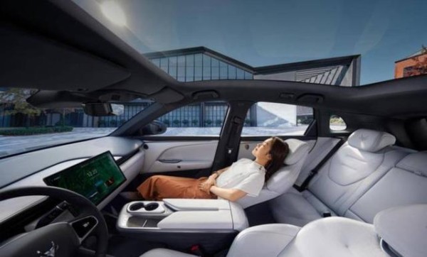 省心随行选全新阿尔法极狐T5，实用好开超适配，满足上班族日常通勤、周末采购和短途探亲的多重需求成为性价比最高的纯电SUV-有驾