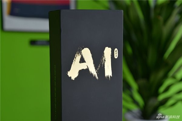 小米AI音箱的外部包装上印有水墨风格的