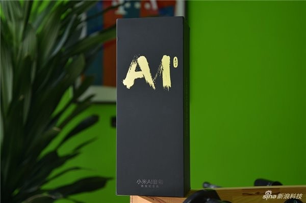 这次的包装采用了纯黑的配色，外部设计十分简洁，给人一种大气的感觉。