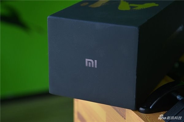 包装盒的顶部是小米的标志性LOGO。