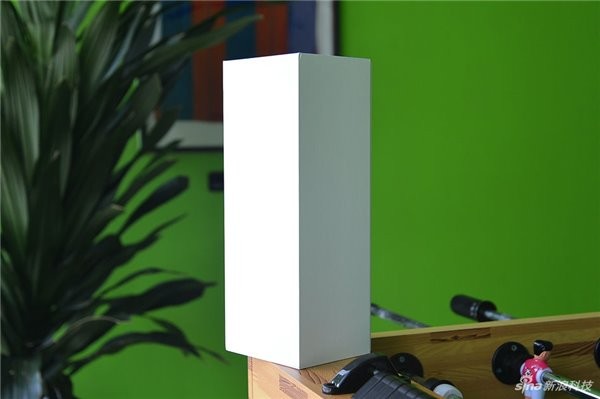 除去包装之后，内部是一个通体白色的内盒，上面没有任何的标识和LOGO。