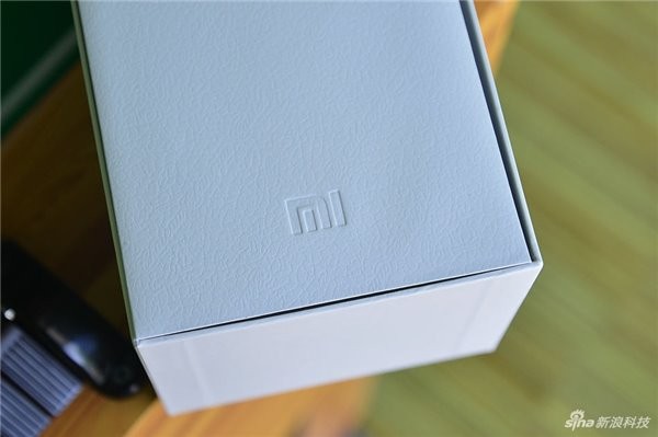 底部是纯白色的小米LOGO。