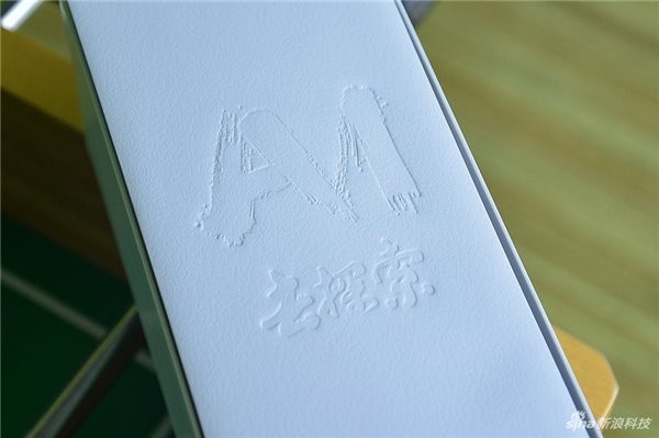 打开内盒是一个白色的信封，上面印有和外部黑色包装同样的