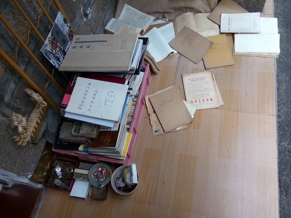 门口骑楼另一侧，一些有年头的小玩意。