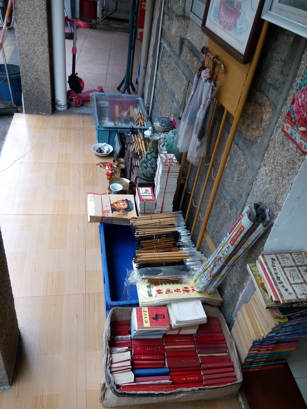 门口骑楼一侧，毛笔，产自文港的毛笔。