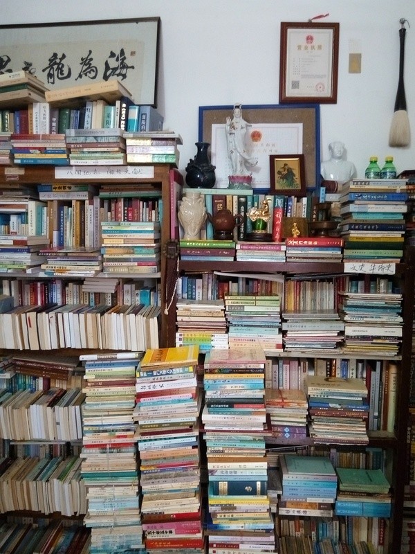 外间一景3：不知那支硕大的毛笔是否还挂在墙上。