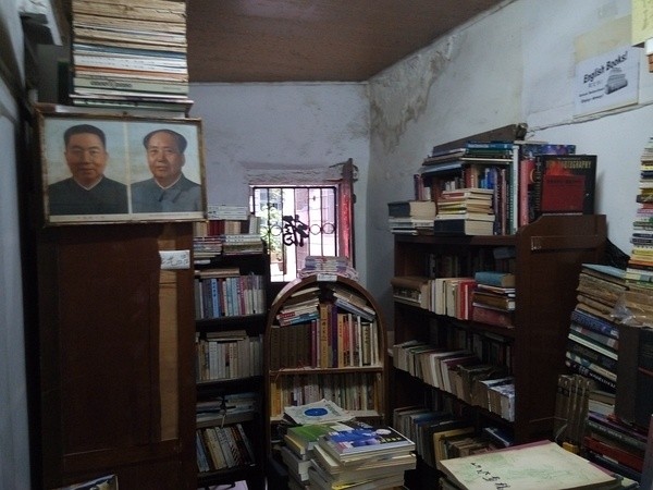 內间一景：两位领袖的像，想必都已挂在别处了。