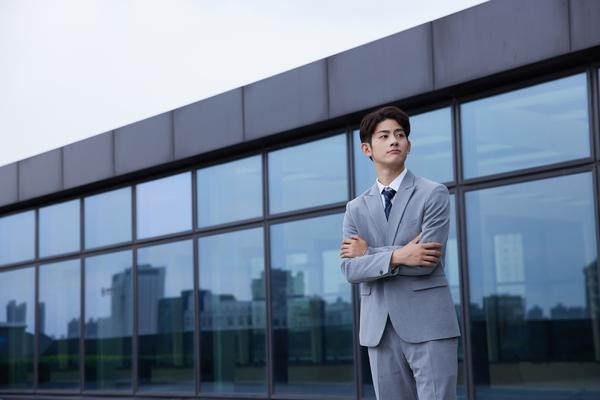 职场升职小技巧：如何高效实现职业目标 图1