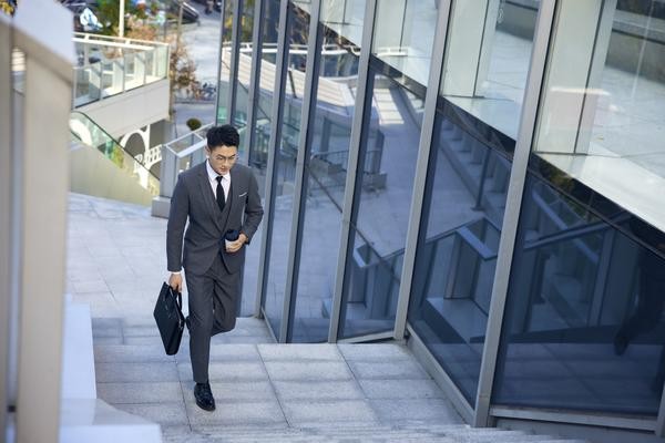 升职加薪的朋友圈文案：职场人士如何低调展现成就 图1