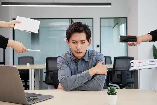 升职加薪的朋友圈文案：职场人士如何低调展现成就 图2