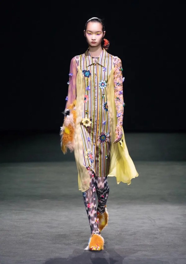 SHUTING QIU AI生成印花在秀场上实际展示