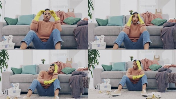 家务,头痛和女清洁工在地板上,压力和消毒剂与春季大扫除一个家。抑郁,人和女佣疲劳,焦虑和过度工作与用