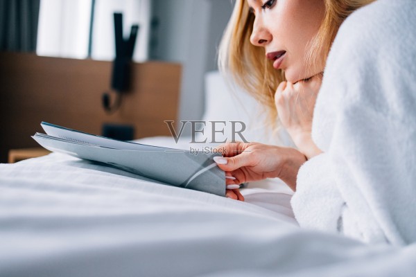 女性在宁静的环境中放松时阅读杂志照片摄影图片